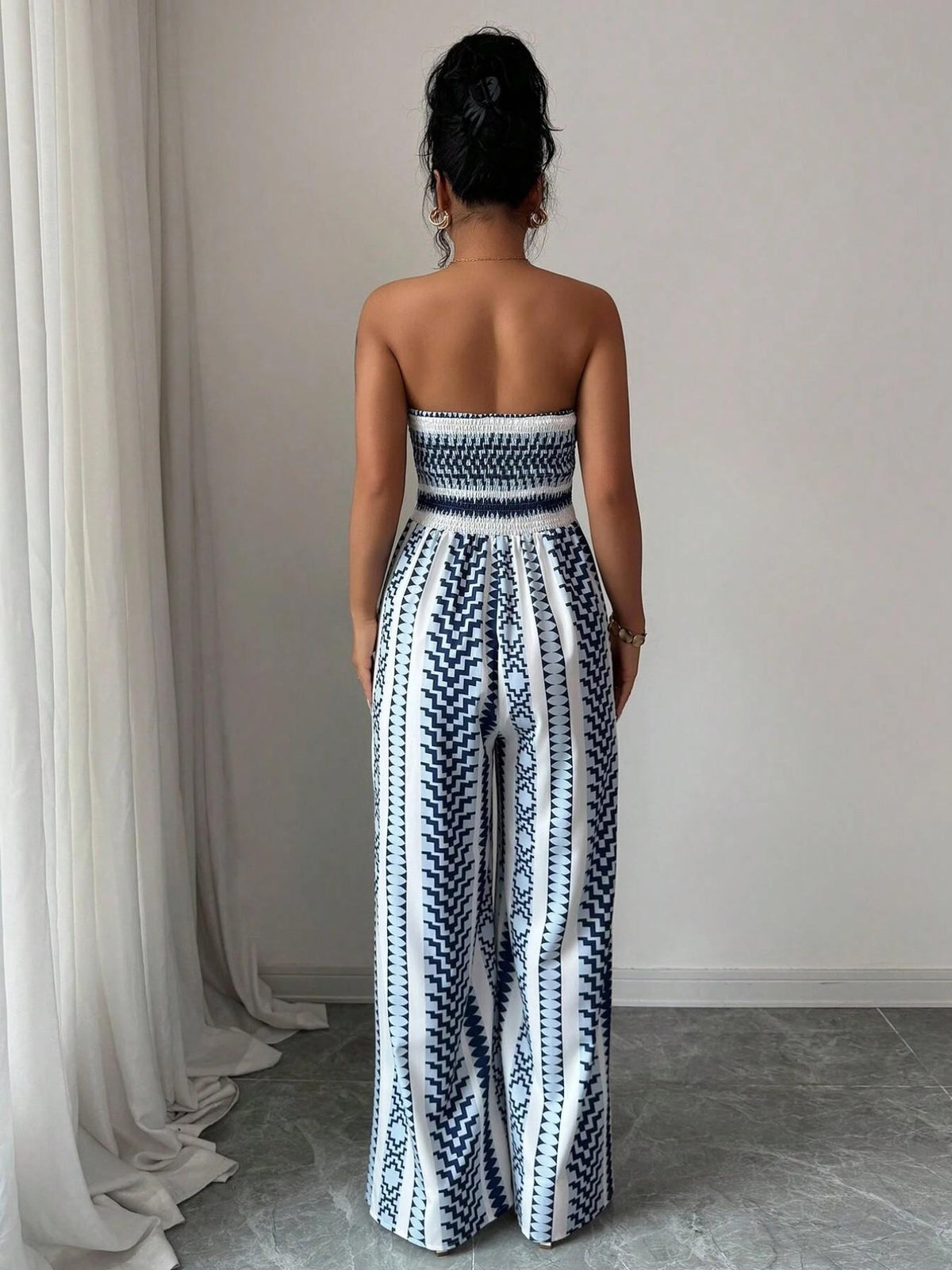 👗 50% OFF NOW! 💥 Geometric Jumpsuit with Halter Neckline & Side Slit – Unique print & elastic back – Versatile, perfect for summer parties or resort wear ✨